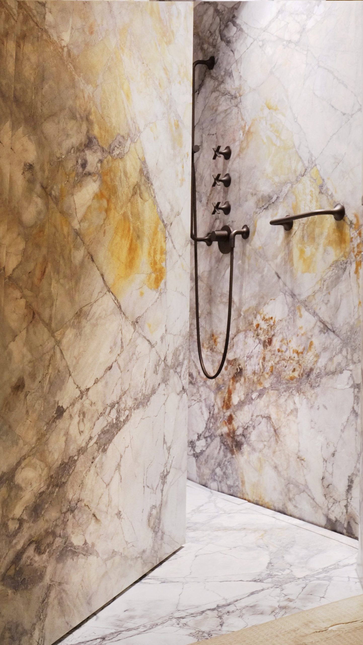 Pivoting marble door in batroom - interior - FritsJurgens